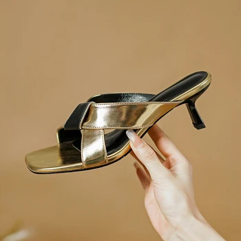Хэйхайские чехли 2023 Лятна нова корейска версия на модни обувки на висок ток с преминаването каишка и отворени пръсти, подходящи за жени